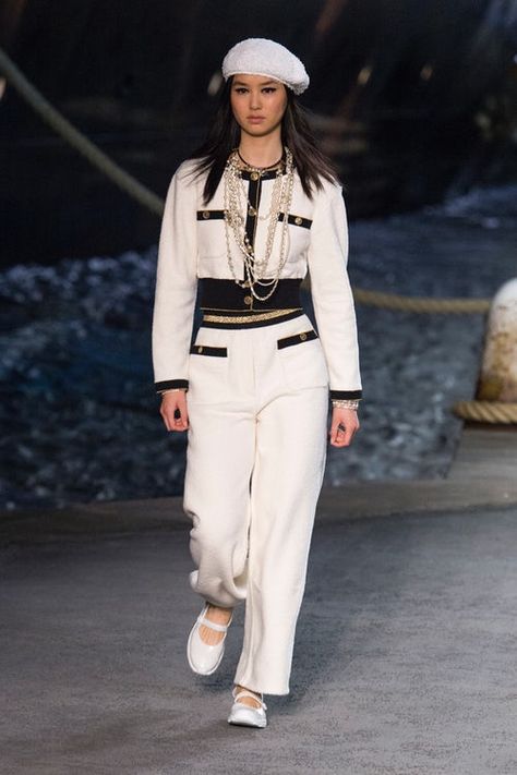 Chanel | Cruise 2019 | Look 52 Chanel Outfit Classy Chic, Chanel Outfits Women, Channel Fashion Show, Chanel Fashion Outfits, Spoiled Princess, Pop Clothing, 2010s Fashion, Chanel Outfit, Poppy Delevingne