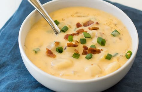 This easy slow cooker potato soup is the ultimate comfort food and so easy to make! Cheesy Potato Soup Crock Pot, Crock Pot Cheesy Potato Soup, Hash Brown Potato Soup, Cheesy Potatoes Crock Pot, Soup Crock Pot, Slow Cooker Potato Soup, Cheddar Potatoes, Slow Cooker Potatoes, Cheesy Potato Soup