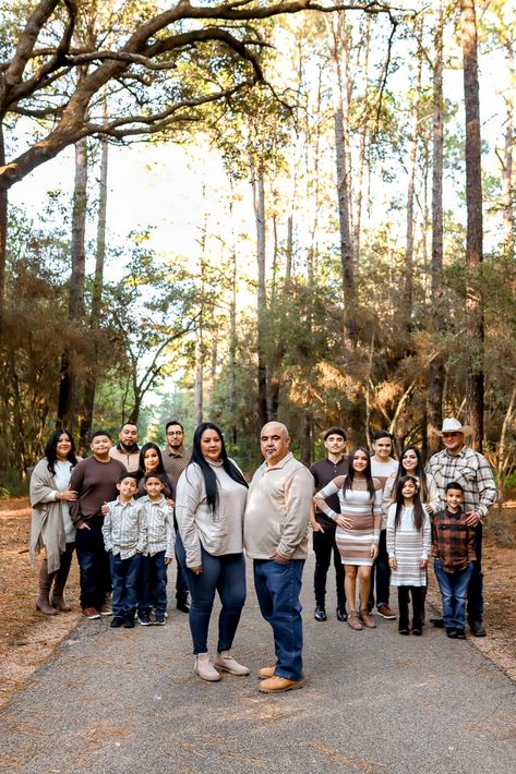 Big Family Photo Shoot Ideas Christmas, Large Family Photo Poses Grandparents, Large Family Photo Poses Outdoor, Family Photoshoot Big Family, Extended Family Photo Poses, Big Family Photo Shoot Ideas Group Poses, Large Family Photoshoot Poses, Generational Photoshoot, Group Family Pictures