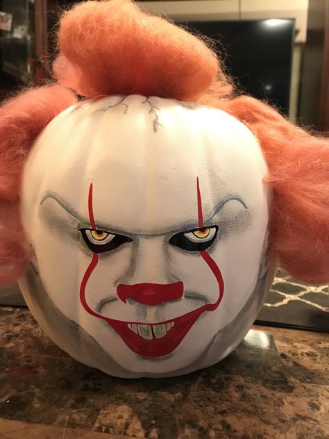 Rudolph Pumpkin Painting, Scary No Carve Pumpkin Ideas, Pennywise Pumpkin Painted, Penny Wise Pumpkin Painting, Creepy Pumpkin Painting, Pennywise Pumpkin, Clown Pumpkin, Scary Pumpkin Painting, Halloween Decorations For Kids