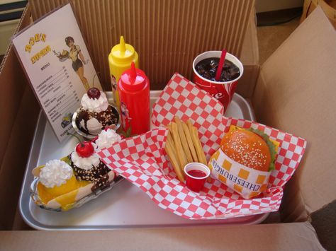 1950's Diner food 1950 Diner Aesthetic, 1950 Diner Decor, Aesthetic Diner Food, Vintage Diner Food, 1950s Diner Food, Diner Aesthetic Food, Diner Food 50's, 50s Diner Food, Retro Diner Food