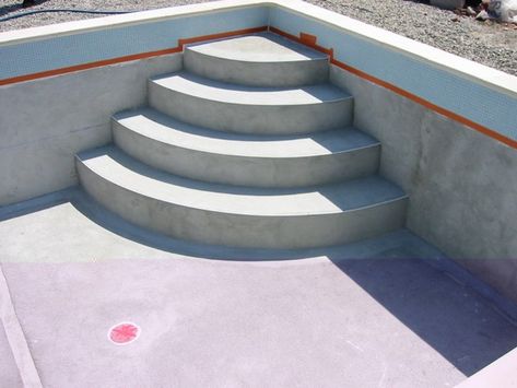 Piscine traditionnelle béton MARINAL Escalier de piscine en béton Marinal Pool Step Design, Swimming Pool Stairs, Pool Stairs Design, Swimming Pool Steps Design, Pool Landscaping Backyard, Pool Steps Inground, House Backyard Pool, Corner Steps, Pool Stairs