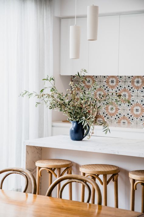 Boho Chic Kitchen Decor, White Kitchen Splashback Ideas, Modern Kitchen Splashbacks, White Kitchen Splashback, Patterned Kitchen Tiles, Crowded House, Kitchen Splashback Tiles, Kitchen Background, Colorful Backsplash