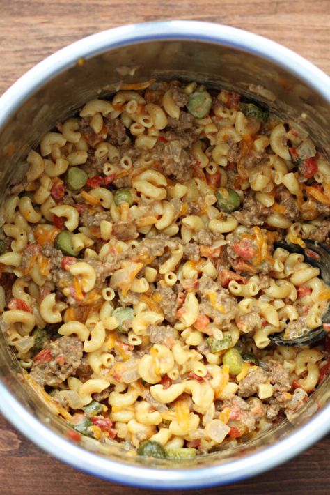 Cheeseburger in Paradise--Instant Pot cheeseburger pasta with homemade big mac sauce, cheese, tomatoes and, of course, diced dill pickles! Warning: this stuff is addicting! Crock Pot Big Mac Casserole, Cheeseburger Mac And Cheese, Homemade Big Mac Sauce, Homemade Big Mac, Kraft Mac N Cheese, Big Mac Sauce, Cheeseburger In Paradise, Cheeseburger Pasta, Mac Sauce