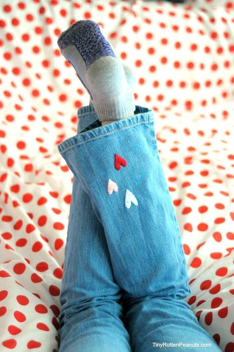 Super-cute little embroidered hearts on jeans #valentinesday Embroidery Jeans Jacket, Jean Jacket Diy, Embroidery Jeans Diy, Embroidered Hearts, Denim Embroidery, Project For Kids, Denim Projects, Thrift Flip, Recycle Jeans