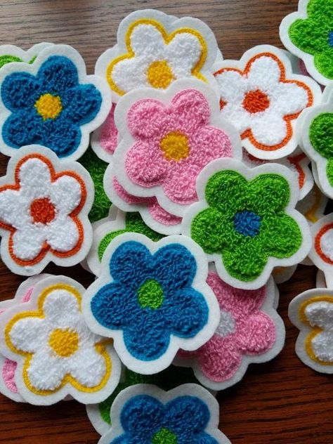 Felt Patches Diy, Denim Upcycle, Printable String Art Patterns, Daisy Patches, Chenille Patches, Felt Patch, Custom Embroidered Patches, Chenille Patch, Cute Patches