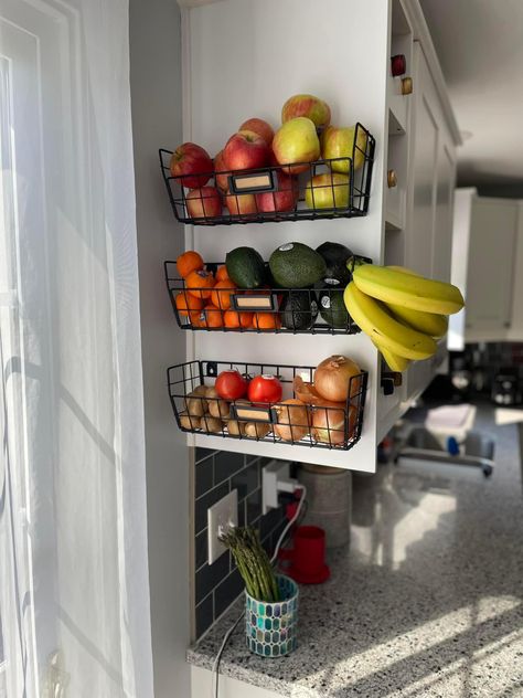 Small Flat Decor Ideas Tiny Apartments, Fruit Organization Kitchens, Rental Kitchen Storage, Hanging Fruit Basket Ideas, Kitchen Storage Ideas Organizing, Produce Storage, Hanging Fruit Baskets, Kitchen Organisation, Tiny Apartment