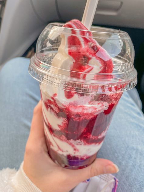 Strawberry Ice Cream Sundae, Strawberry Parfait Aesthetic, Ice Cream Sundae Aesthetic, Sundae Aesthetic, Parfait Aesthetic, Fruit Sundae, Sunday Ice Cream, Berry Sundae, Strawberries And Ice Cream