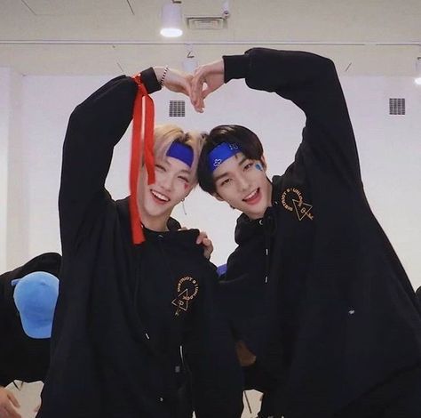 #hyunjin #felix #hyunlix #heart #colorful #skz #straykids #straykidswallpaper Hyunlix Cute, Cute Heart, Influencer, Books