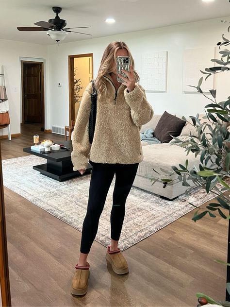 Sherpa Platform Uggs Outfit, Leggings And Ugg Slippers, Ugg Outfit Ideas Winter Casual, Sherpa Uggs Outfit, Outfits With Platform Uggs, Outfits With Uggs Tasman, Ugg Slippers Outfit Leggings, Platform Ugg Outfit, Platform Uggs Outfit