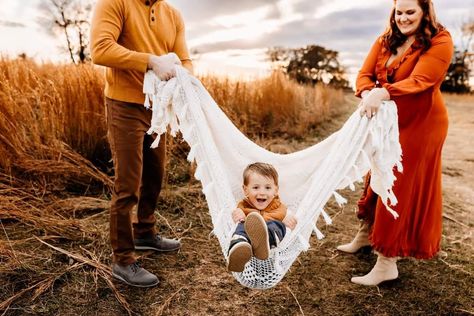 Fall Family Photos On Blanket, Peacock Chair Fall Photoshoot, Fall Family Mini Sessions Set Up Outdoor, Easy Fall Mini Session Ideas, Corn Maze Family Photos, Fall Photo Decor, Fall Photo Props Outdoor Diy, 60 Year Old Photo Shoot Ideas, Autumn Mini Sessions