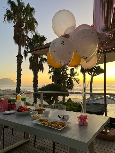 #beach #holiday #birthday #16 #party #friends #aesthetic Beach House Birthday Party, Birthday Beach Ideas, Beach Birthday Party Aesthetic, Beach Bday Party Ideas, Party Friends Aesthetic, Beach Dinner Party, Beach House Party, Beach Dinner Parties, Beach Bday