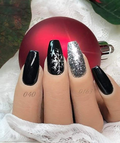 Black Nail Designs Christmas, Holiday Nails Inspiration, Black Christmas Nails Acrylic, Holiday Nails Black, Black Xmas Nails, Black Christmas Nail Designs, Christmas Nails Elegant, Christmas Nails Black, Black Christmas Nails