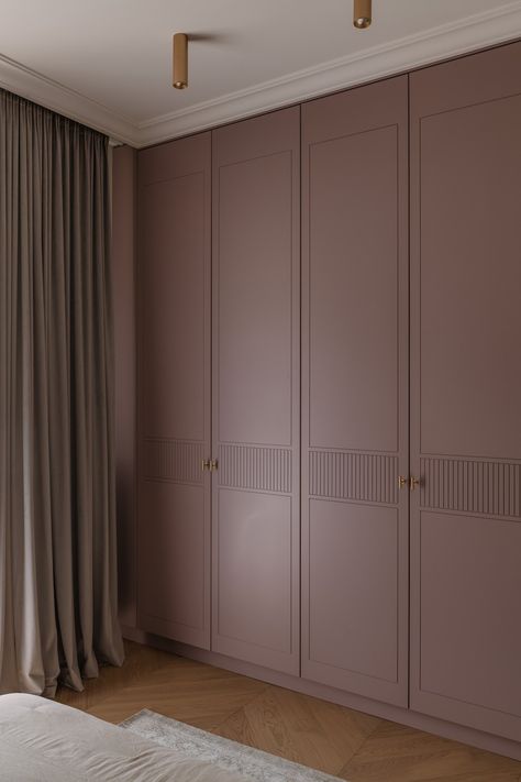 Upcycling Built In Wardrobes, Hidden Wardrobe Ideas, Cupboard Colors Bedroom, Fluted Wardrobe Doors, Unique Wardrobe Door Designs, Door Murals Painted, Bedroom Closet Wall, Wardrobe Shutter Design, Bedroom Built In Wardrobe