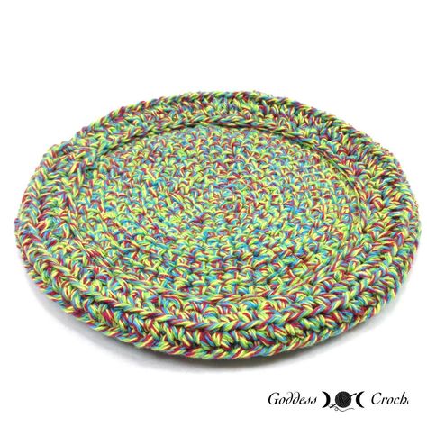 Flying Disc Toy Crochet Flying Disc Pattern Free, Crochet Frisbee Pattern Free, Crochet Frisbee Pattern, Crocheted Frisbee Pattern Free, Diy Fabric Frisbee, Crochet Frisbee, Floppy Disk Recycle Ideas, Diy Frisbee, Children Running