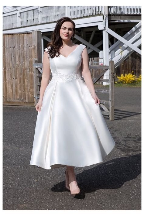 Satin Dress With Lace, Short Bridal Gown, Simple Wedding Dress Short, Short Wedding Gowns, Wedding Frocks, Nontraditional Wedding Dress, Vintage Style Wedding Dresses, Bespoke Wedding Dress, Civil Wedding Dresses