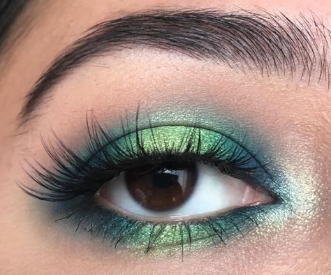 Green and blue halo eye Green Eyeshadow Look, Halo Eyeshadow, Halo Eye Makeup, Blue Eyeshadow Looks, Pretty Eye Makeup, Blue Green Eyes, Applying Eye Makeup, Rave Makeup, Ethereal Makeup