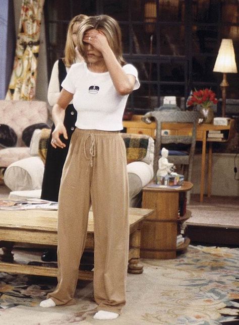 The Fashion Trends Rachel Green Would Wear in 2019 | The Everygirl Estilo Rachel Green, Look Hip Hop, Rachel Green Style, Rachel Green Outfits, Green Outfits, Jenifer Aniston, 90s Inspired Outfits, Tv Show Outfits, Look Retro