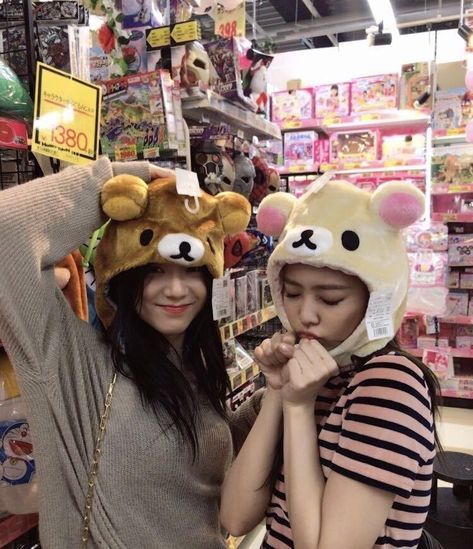 Jisoo And Jennie, Jennie And Jisoo, Dara Kpop, Jennie Jisoo, Jennie Lisa, Playlist Covers, Blackpink Photos, Blackpink In Your Area, Black Pink Kpop