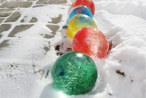 Bored Crafts, Frozen Water Balloons, Frozen Balloons, Snow Fun, Outdoor Crafts, Christmas Decorations Diy Outdoor, Diy Crafts To Do, Winter Fun, Winter Crafts