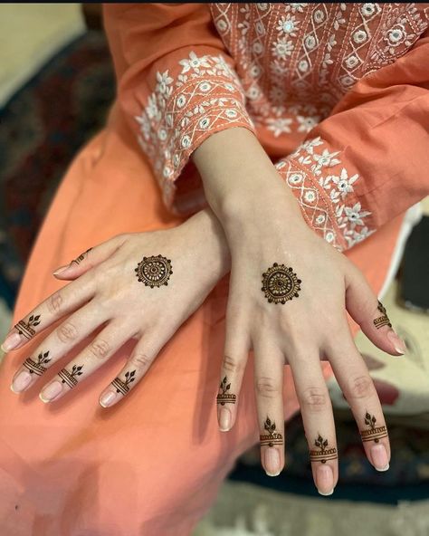 Mehedi Degins Simple Aesthetic, Jewish Henna, Aesthetic Mehendi, Simple Henna Designs Hand, Simple Mehendi, Tattoo Designs Hand, Simple Mehendi Designs, Simple Henna Designs, Mehndi Designs Fingers