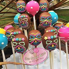 Luau Treats, Hawaiian Cake Pops, Luau Cake Pops, Tiki Cake, Luau Decor, Surfer Party, Hawaiian Cake, Cake Pop Designs, Themed Treats