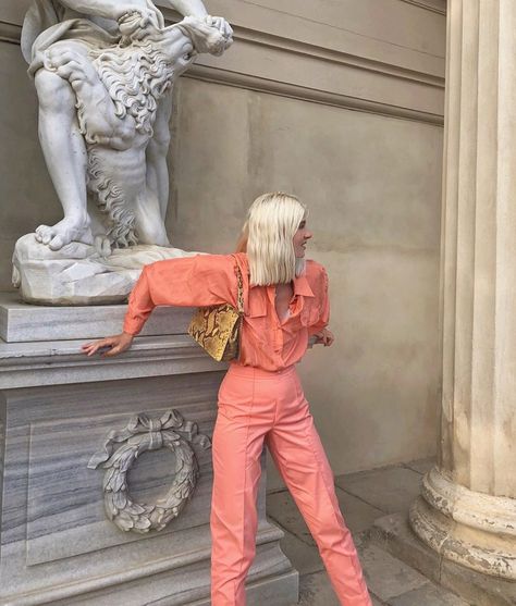 15 Inspiring Summer Looks from Around the Globe Coral Aesthetic, Coral Outfit, Different Outfits, Angkor, Fashion Killa, Outfits Casuales, Look Cool, Summer Looks, Spring Summer Fashion