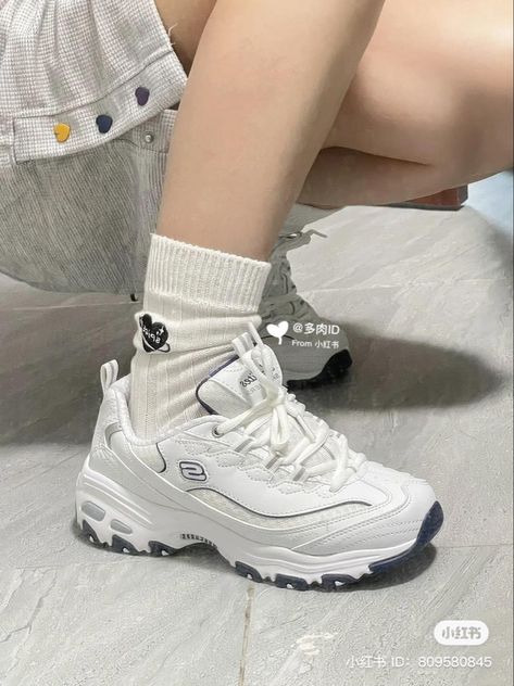 Chunky Korean Shoes, Sketchers Shoes Aesthetic, Sneakers Korean, China Aesthetic, Shoes Sketch, Shoe Hacks, Korean Shoes, Heels Aesthetic, Pretty Shoes Sneakers