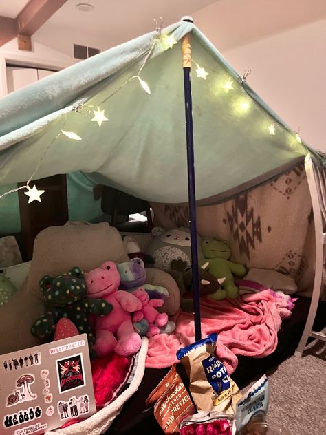 Easy Blanket Fort Ideas, Diy Blanket Fort, Diy Fort, Pijama Party, Blanket Fort, Slime Craft, Backyard Camping, Sketch Poses, Pillow Fort