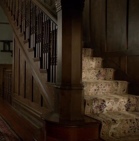 Shirley Jackson Aesthetic, Hill House Aesthetic, House Of Anubis Aesthetic, Haunting Of Hill House House, Every Exquisite Thing, Vintage Stairs, Haunting Of Hill House Manor, Carpenter Gothic House, Haunting Of Hill House Cinematography