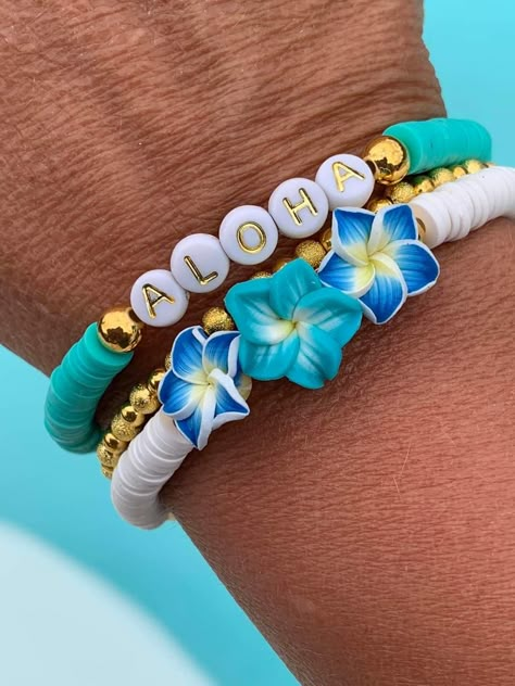 Summer Bracelet Inspo Beads, Clay Bead Bracelet Ideas Hawaii, Beach Themed Clay Bracelet, Summer Bracelets Beads Ideas, Hawaiian Clay Bead Bracelets, Hawaii Bracelet Ideas, Beachy Clay Bracelets, Coconut Girl Aesthetic Bracelets, Beach Inspired Bracelets