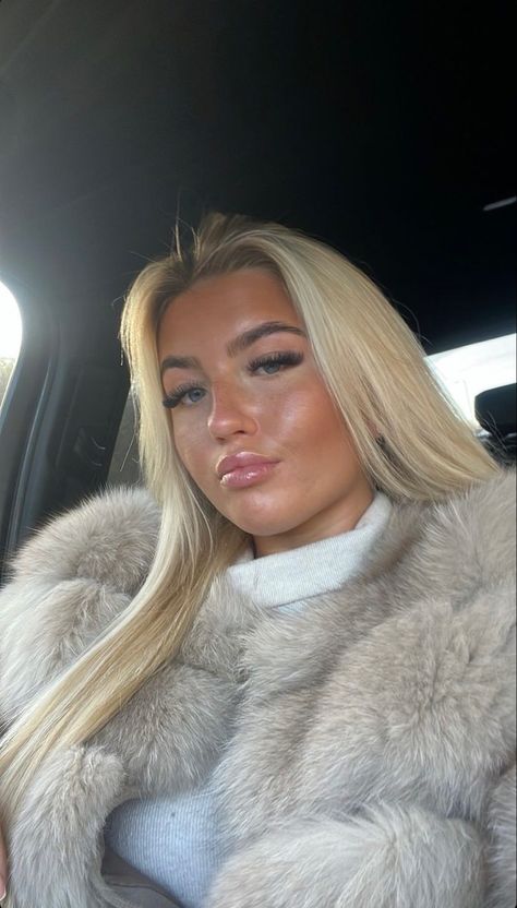 Fur Coat Instagram Pictures, Chav Uk, Chav Makeup Look, Chav Makeup, Chav Aesthetic, Essex Style, Essex Girl, Essex Girls, Chav Outfits