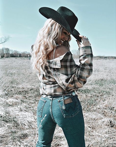 Western Model Poses, Poses For Country Pictures, Birthday Photoshoot Ideas Country, Western Influencer Photography, Western Fall Photoshoot Outfits, Womens Western Photoshoot, Western Photo Shoot Outfit, Fall Cowgirl Photoshoot, Western Poses For Women