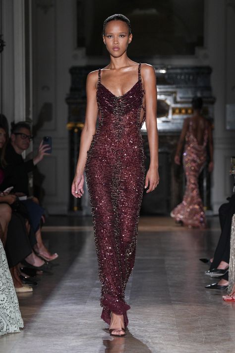 Red Runway Dress, Aesthetic Burgundy, Murad Zuhair, Zuhair Murad Dresses, Runway Gowns, Monochromatic Fashion, Runway Fashion Couture, Elegant Outfit Classy, Runway Outfits