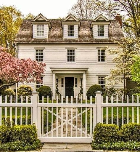 Small Colonial, New England House, New England Colonial, Colonial House Exteriors, White Exterior Houses, New England Farmhouse, Pretty Houses, Saltbox Houses, Colonial Homes