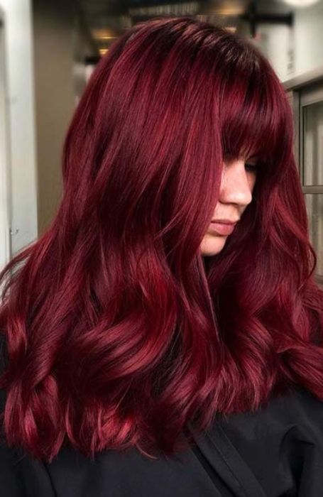 30 Sexy Dark Red Hair Ideas for 2023 - The Trend Spotter Wine Red Hair Color, Pelo Color Vino, Vibrant Red Hair, Red Hair Trends, Wine Hair Color, Dark Red Hair Color, Red Hair Looks, Wine Red Hair, Wine Hair