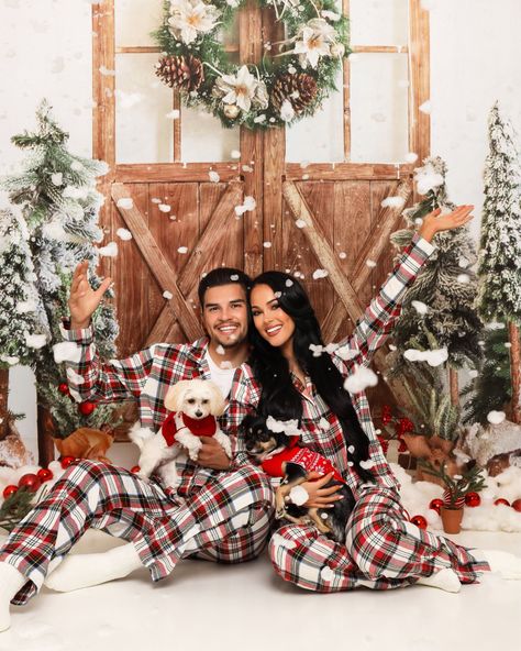 #christmasphotos #christmascard #holidaycard #couple #couplephotos #familyphotos #christmas Christmas Pajamas Photoshoot, Pajamas Photoshoot, Christmas Poses, Large Family Photos, Family Photoshoots, Christmas Pics, Photo Board, Photo Boards, Christmas Photoshoot