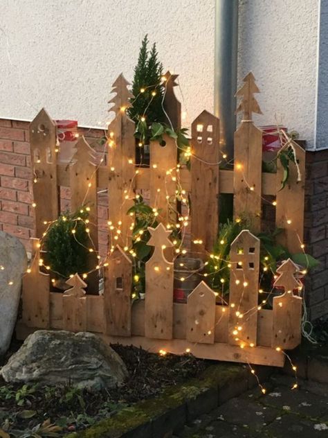 easy-diy-dollar-store-outdoor-christmas-decorations Outdoor Christmas Decorations Diy, Decoration Vitrine, Christmas Decorations Diy, Pallet Christmas Tree, Outdoor Fairy Lights, Diy Budget, Pallet Christmas, Christmas Yard Decorations, Diy Outdoor Decor