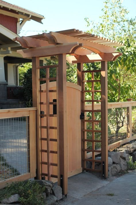 A Cascade-built arbor creates a distinctive entrance to this urban front yard. Pergola With Gate Entrance, Garden Gates And Fences Entrance Arbors, Trellis With Gate Entrance, Pergola Garden Entrance, Gate Pergola Entrance, Fence Archway Entrance, Gated Arbor Entrance, Wooden Arbor With Gate, Garden Gate Trellis Entrance