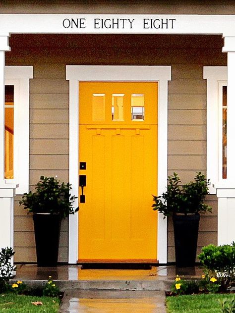 Crafstman Yellow Door Design. Love this door (less bright) & window moulding. Yellow House Front Door, Craftsman Front Door, Craftsman Entry, Yellow Front Door, Window Moulding, Orange Front Doors, Yellow Front Doors, Best Exterior Paint, Front Door Paint