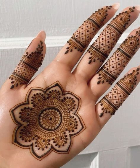 Simple Circular Mehndi Designs, Mehndi Design In Front Hand, Mehendi Designs For Wedding Guest, Diwali Mehandi Designs Front Hand, Mendhi Designs Inside Palm, Simple Front Hand Mehndi Designs Palm, Simple Palm Mehndi Design Aesthetic, Guest Mehandi Designs, Diwali Special Mehandi