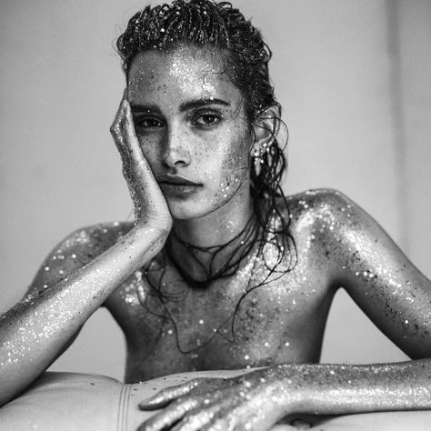 Lina Tesch Glitter Photo Shoots, Beauty Fotografie, Weekend Photography, New Year Photoshoot, Natural Beauty Photography, Shooting Studio, Glitter Photography, Retouching Photoshop, Body Glitter