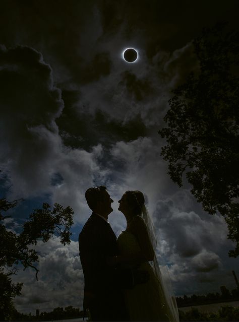 Eclipse Wedding, Solar Eclipse Photography, Eclipse Photography, Wedding Survival Kits, Eclipse Photos, Night Wedding Photos, Beautiful Salon, Photo Class, Moon Wedding