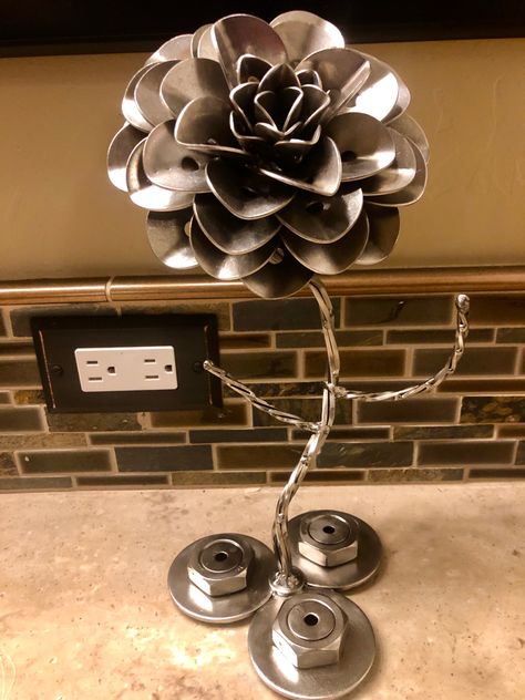 Small Welded Art, Engine Parts Art, Welding Projects For Girlfriend, Metal Working Projects Diy, Metal Flowers Diy Yard Art, Welded Flowers, Metal Flower Art, Cool Welding Projects, Forever Flower