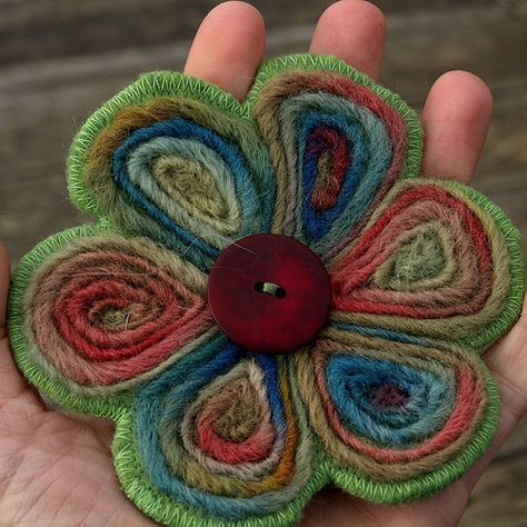 Needle Felted Brooch, Fabric Brooch, Wool Roving, Needle Felting Projects, Felt Jewelry, Wool Projects, Felt Brooch, Wool Crafts, Felt Applique