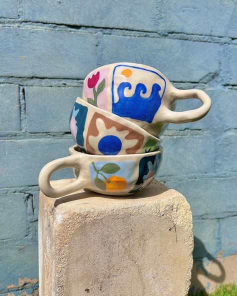 DIY • Instagram Cool Ceramic Painting Ideas, Mug Ceramic Ideas Paint, Diy Ceramic Mugs Paint, Painted Mug Inspiration, Mug Inspiration Paint, Maximalist Pottery, Mug Art Paint, Ceramic Art Inspiration, Pottery Art Painting