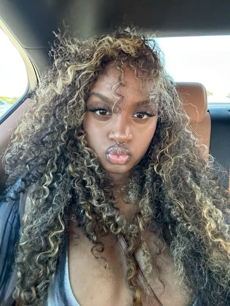 Black Curly Wig With Highlights, Curly Blonde Highlights Wig, Curly Sew In With Highlights, Blond Highlights On Black Hair Curly Girl, Curly Wig With Highlights Black Women, Curly Highlights Black Women, Brown Curly Sew In, Blonde Hair Curly Natural Black Women, Streaky Highlights Curly Hair