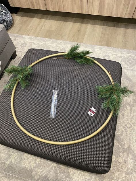 Large Hoop Wreath, Gold Ring Wreath Diy, Large Wreath Over Fireplace, Hula Hoop Wreath Christmas, Large Outdoor Christmas Wreaths, Hula Hoop Wreath Diy, Hula Hoop Decoration, Hula Hoop Wreath, Simple Christmas Wreath