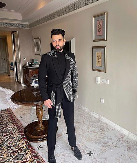 Black Sangeet Outfit Men, Sagan Outfits, Sangeet Outfit For Men, Best Wedding Suits For Men, Wedding Suits Men Black, Men Tuxedo, Man Dress Design, Designer Blazers For Men, Wedding Kurta For Men