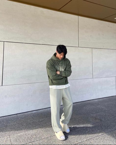 Gray Sweatpants Outfit Men, Guys Sweatpants Outfit, Ootd Crewneck, Crewneck Outfit Men, Men Streetwear Aesthetic, Outfit Streetwear Men, Gray Sweatpants Outfit, Men Streetwear Outfits, Crewneck Outfit